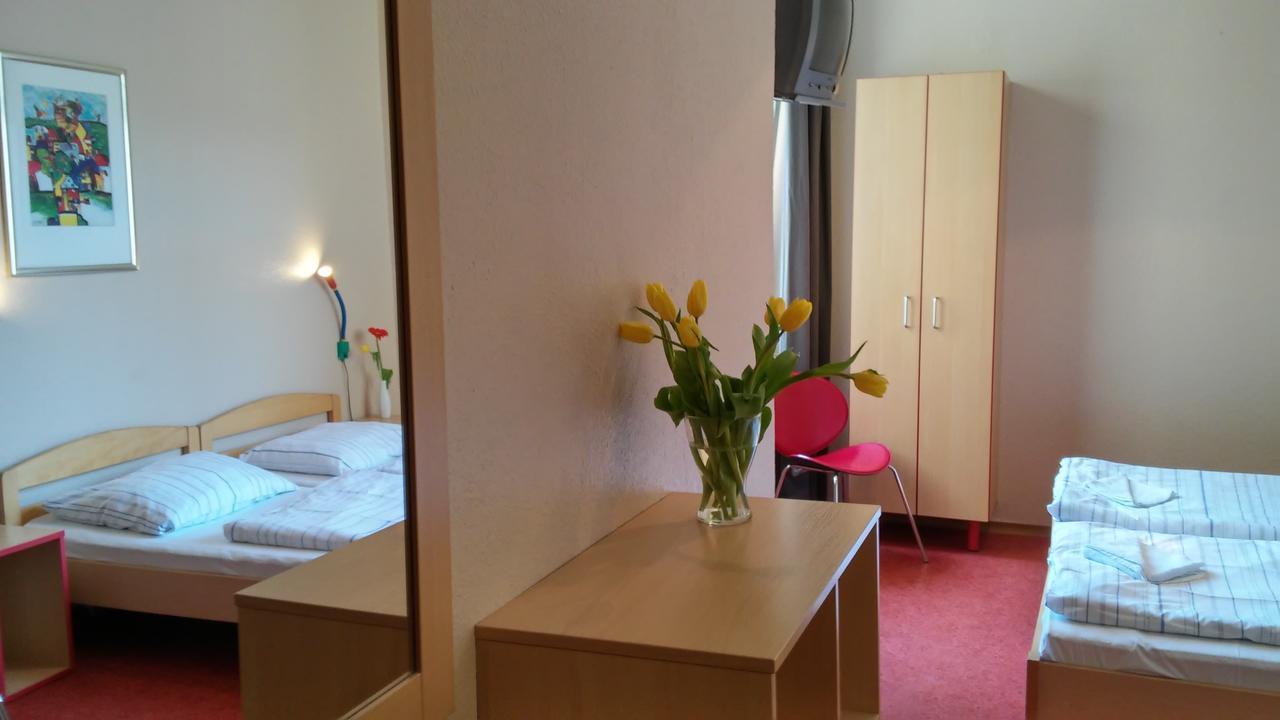 Happy Go Lucky Hotel + Hostel Schoneberg Berlin Exterior foto
